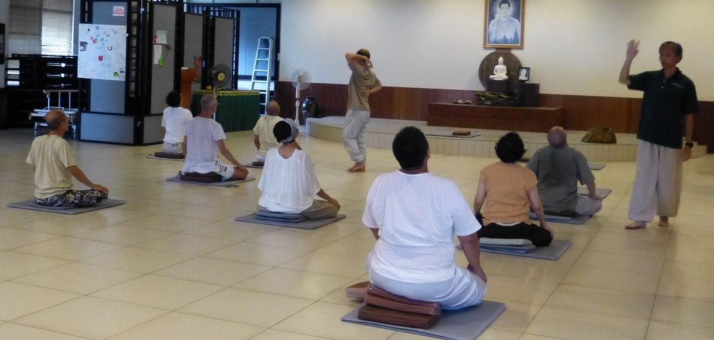 5月14日開始的禪修，擅長瑜伽的護法會會長--寂緣居士，發心在這一個月半的禪修期間，逢星期日下午來寂靜禪林教導學員們瑜伽健身。