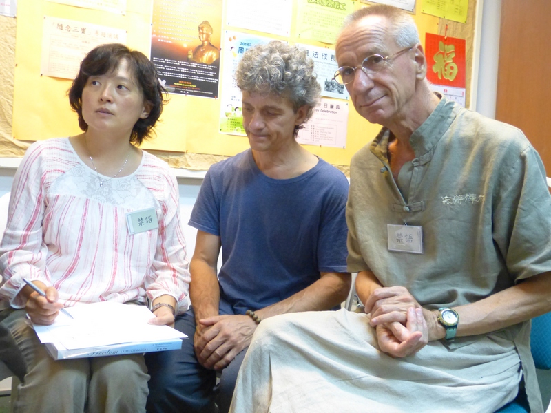 20140524美國佛友在教室門口，為瑞士及加拿大佛友現場把開印法師的開示翻譯成英語。