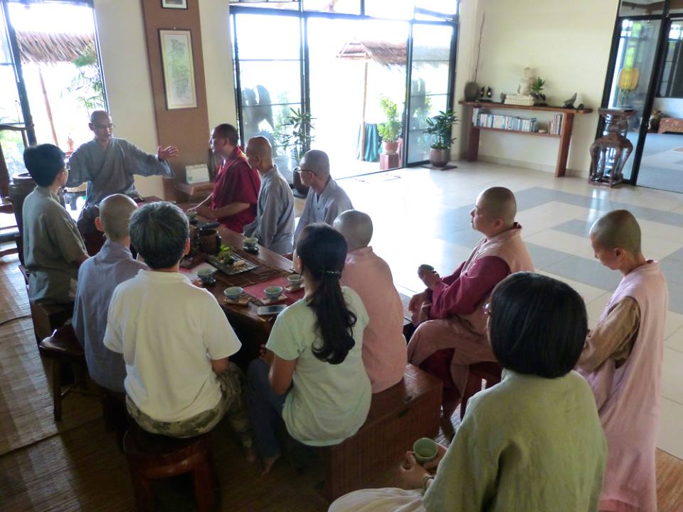 20140722早上清理環境後，眾人向如智長老請法。