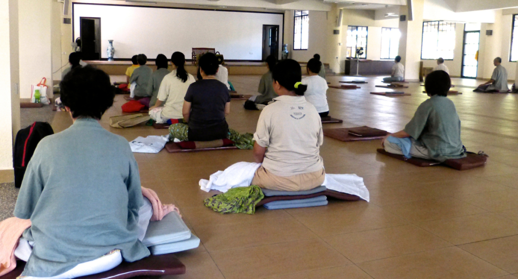 20140727接著,禪修者到法堂用功。