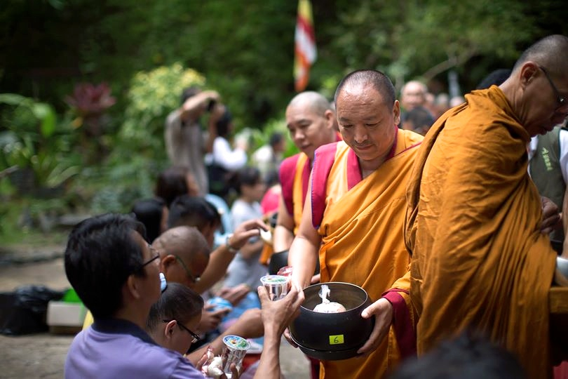 20140817大家把握機會供僧。