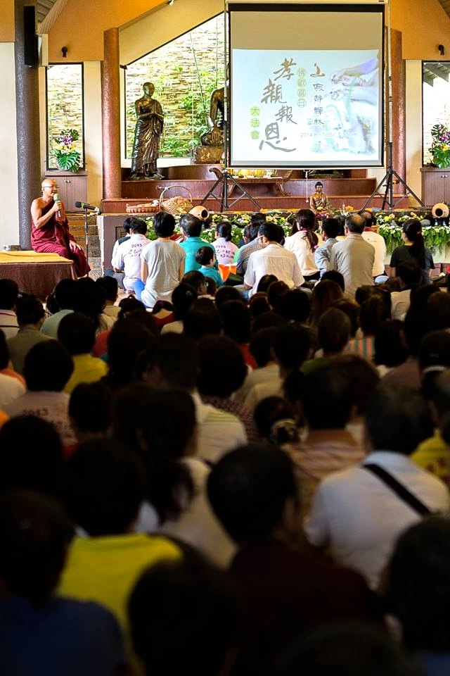 20140817監院泉平長老開示： 大家把手上的花，放到待會準備好的水池裏。內心憶念願今天累計的功德，如同從山上的水流到大海，送到我們已故的親屬。也祝福及向現在、過去父母懺悔。 之後，也播放「跪羊圖」－一首帶出華人強調及重視的「孝－知恩、報恩、感恩」的短劇。