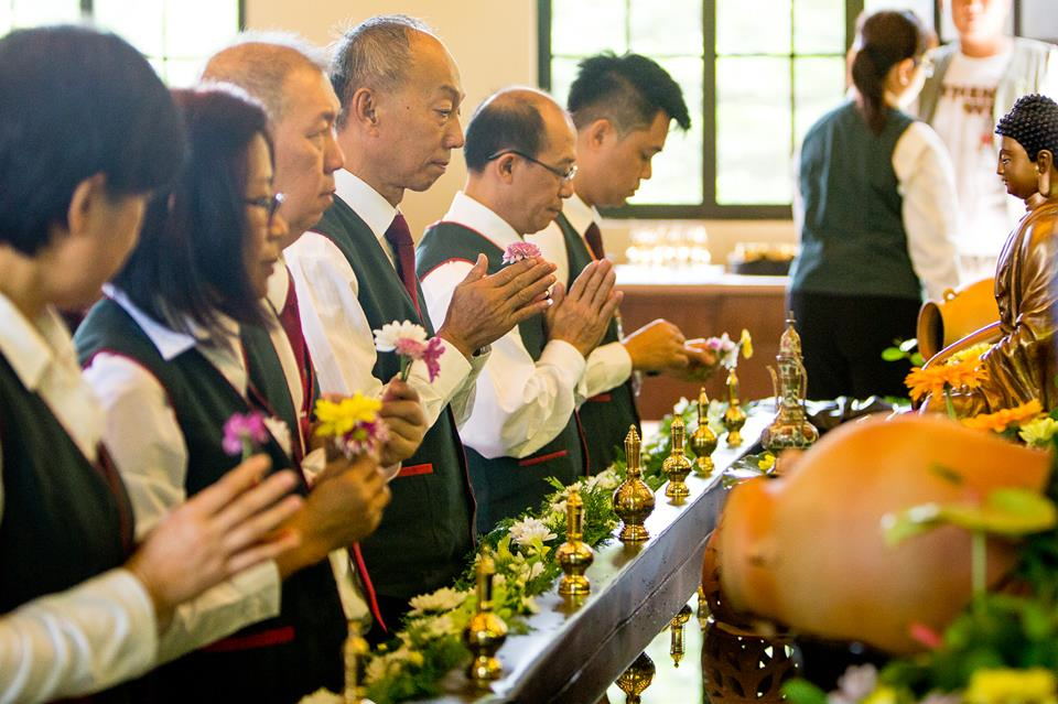 20140817手裏握著花朵，以虔誠的心迴向功德於祖先。