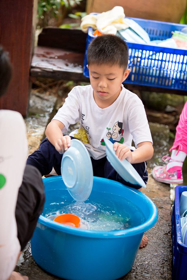 20140817兒童班的小朋友幫忙清新碗碟。