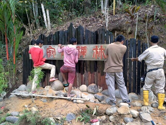 20140809（星期六）先更換寂靜禪林入口處的牌碑。