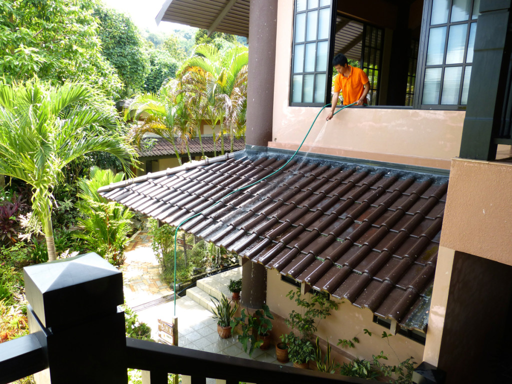 20140810噴洗屋簷的鳥糞。