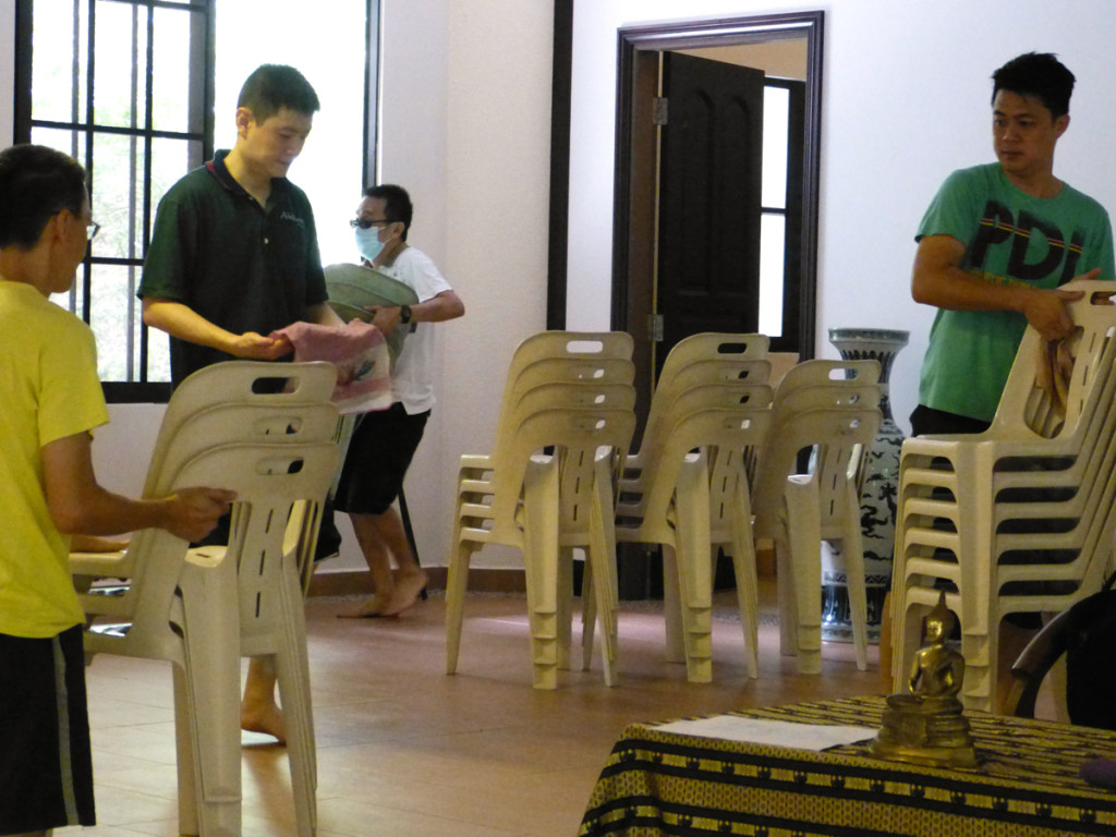 20140810把椅子從法堂搬出去清洗。