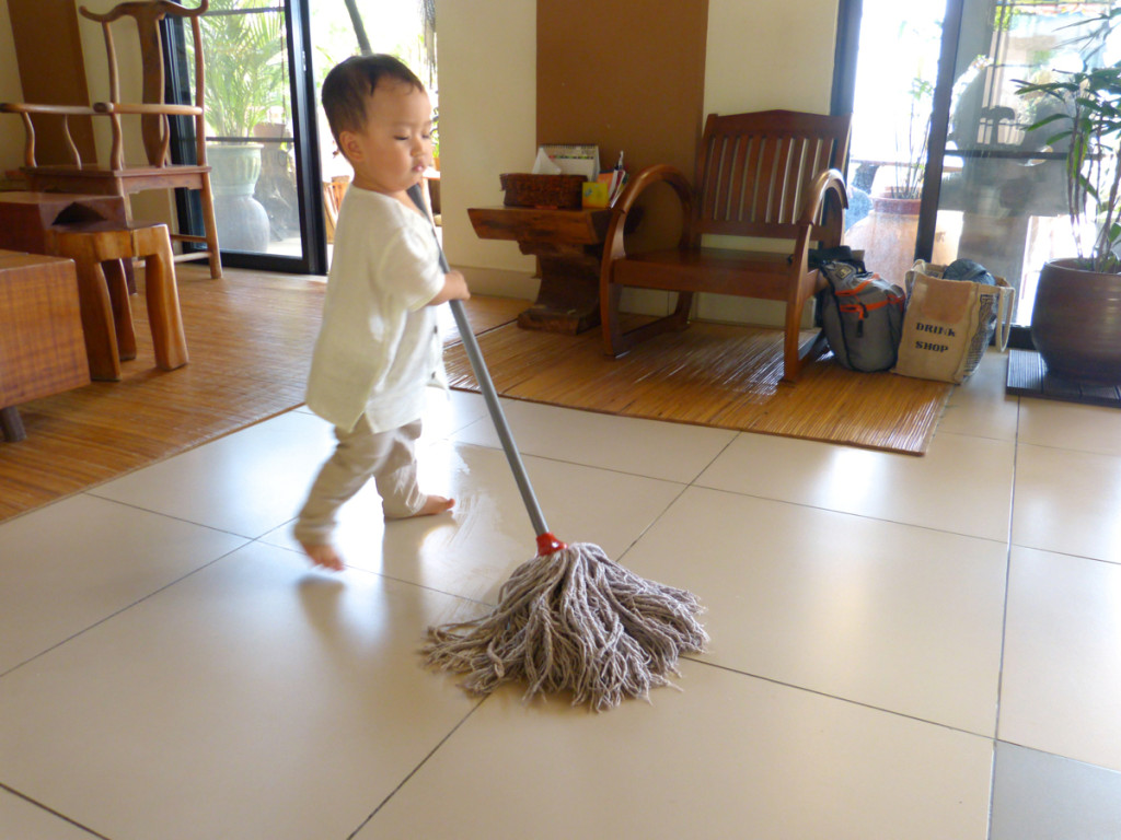 20140810這位不到兩歲的小孩，父母親在出坡，他也勇敢的加入，來抹地哦！