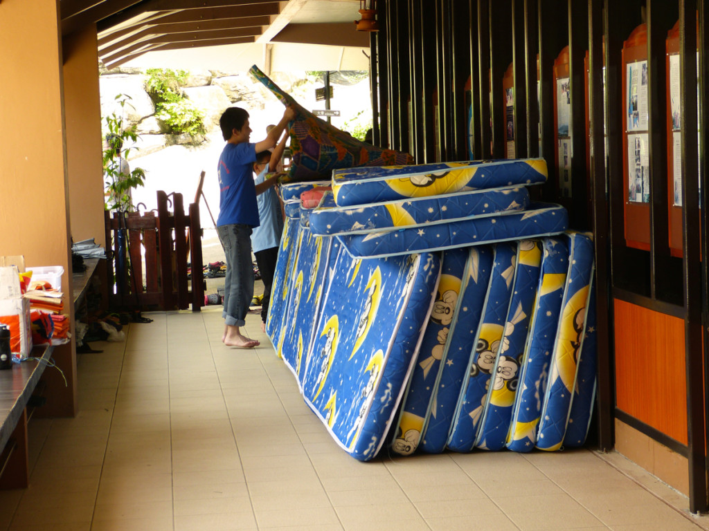 20140810準備僧眾們的床褥。