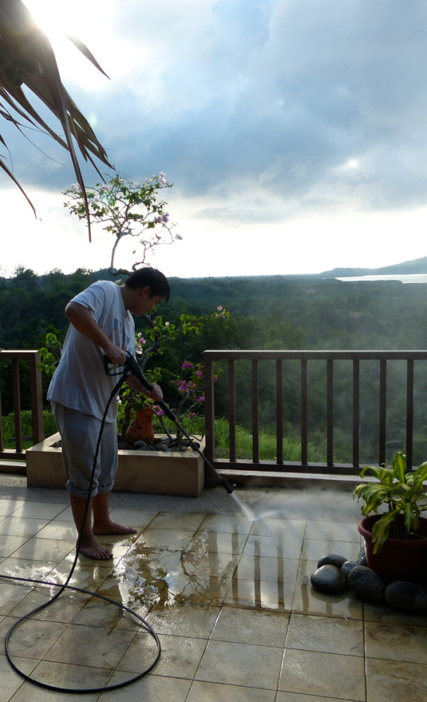 20140810黃昏了，這位隨著母親來幫忙及過夜的青少年，還在繼續清理。