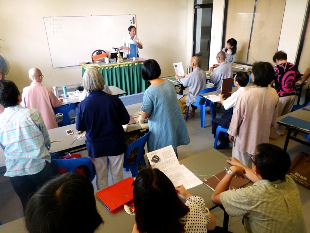 20140812鄭信育老師有耐心的教導大家按照程序製作裝訂書。