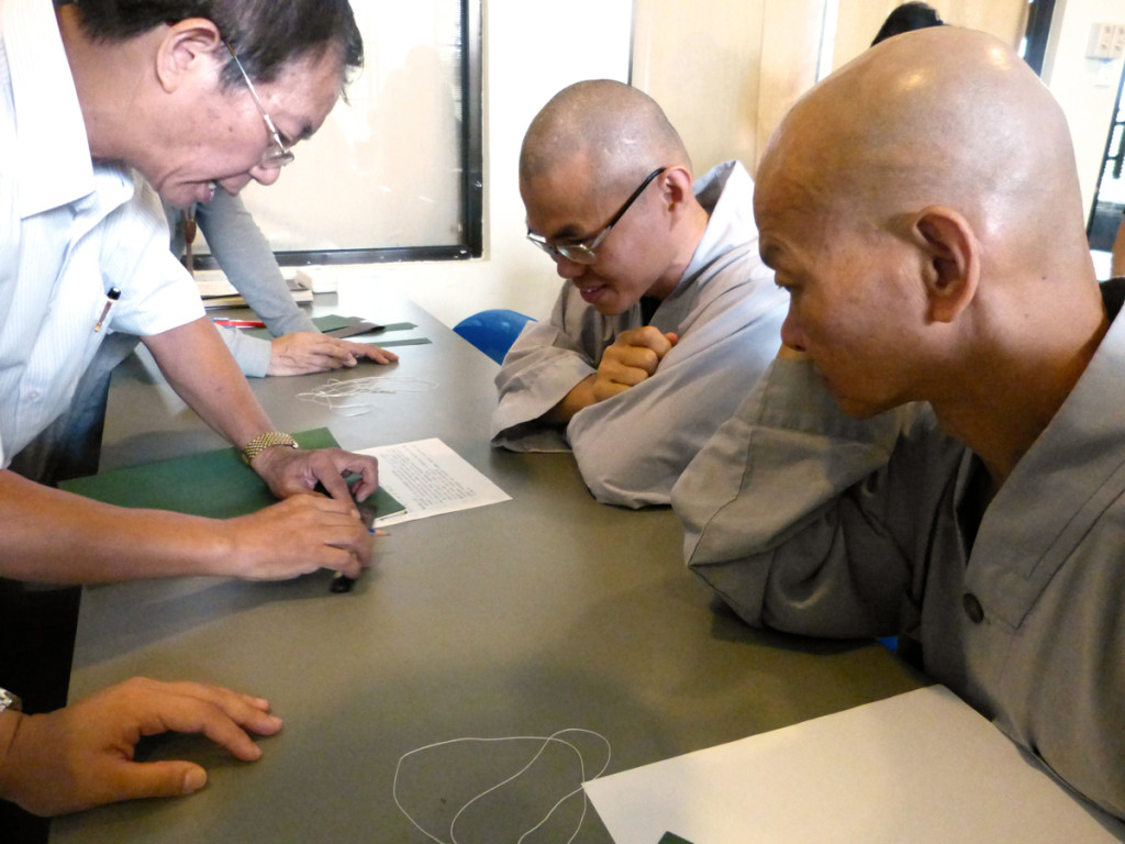 20140812鄭信育老師示範如何裝訂。