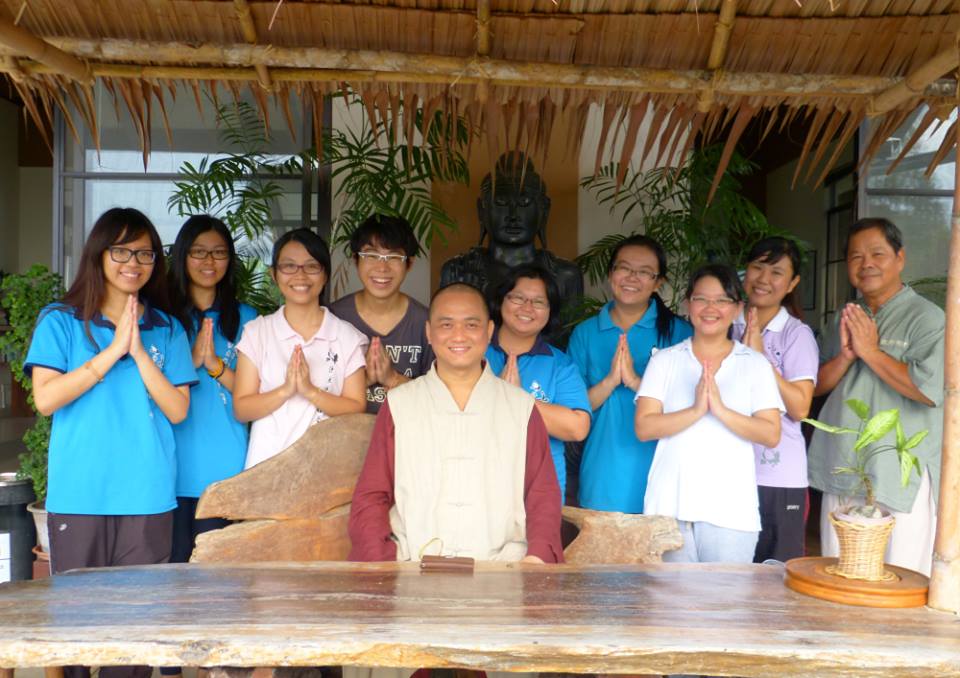 20140622禪一結束後，這些來學習禪修的沙大生們與禪師合影於心曠嘍。