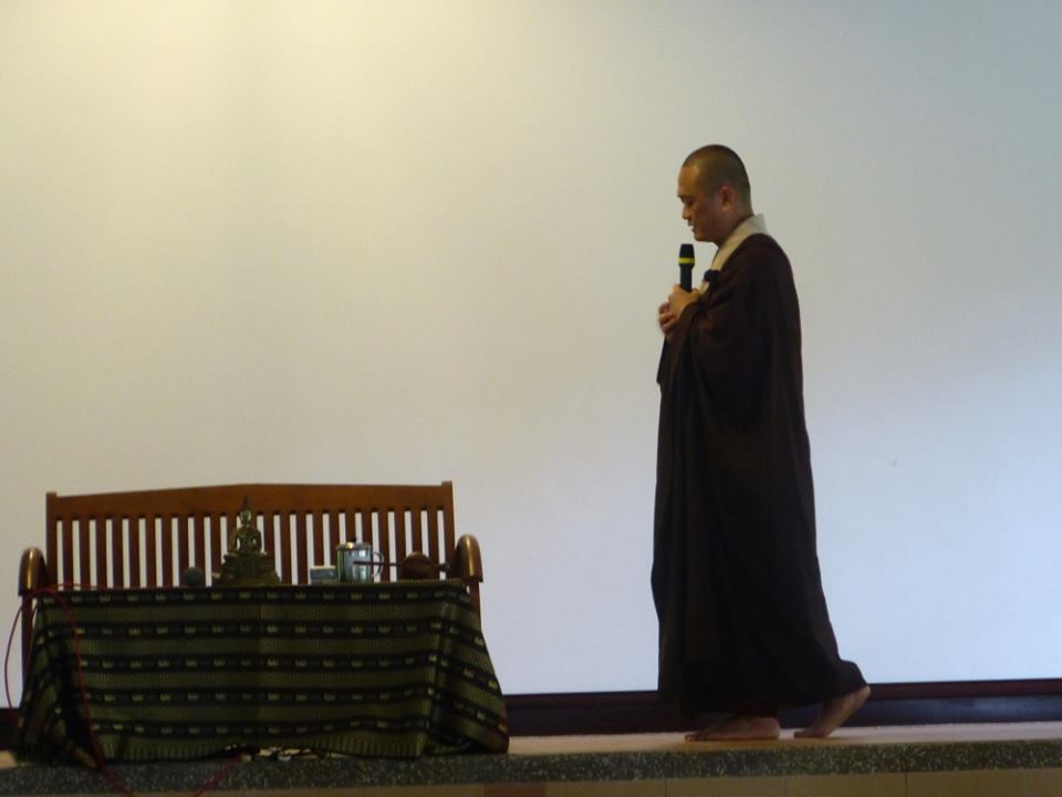 20140622禪一：於法堂教導行禪修。