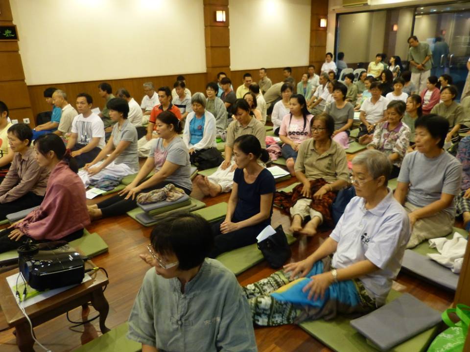 20140705-26日「佛隨念」禪修班學習調身一幕。
