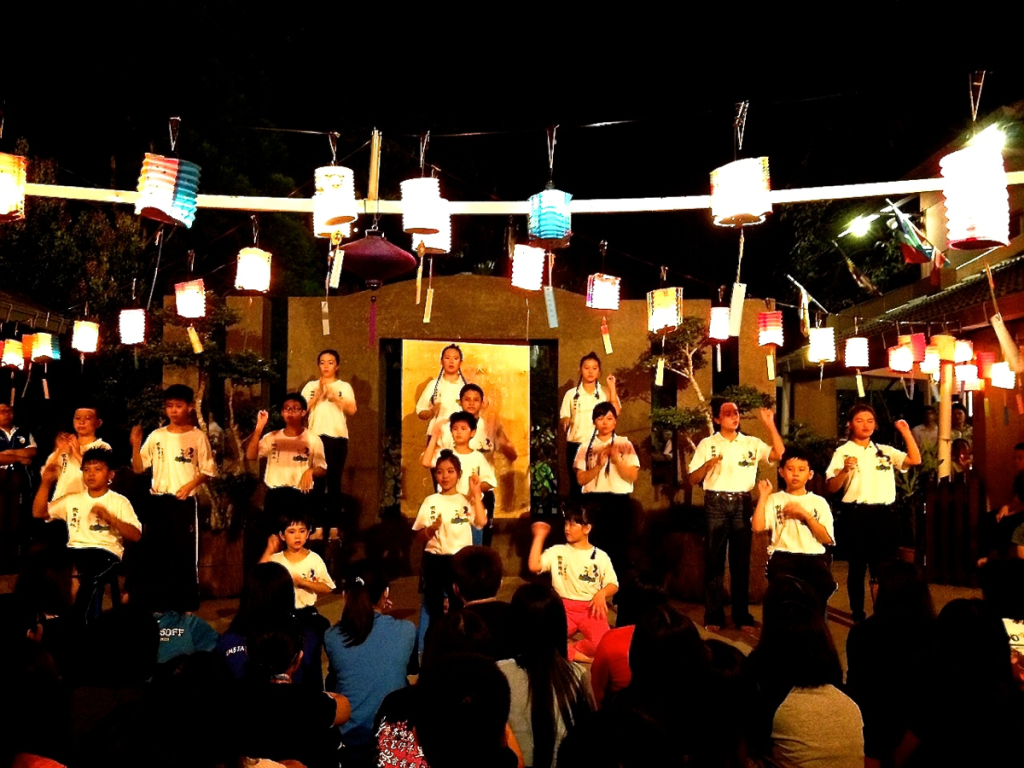 20140913今晚晚會主題手語歌「月亮一定圓」由兒童班孩子呈獻。他們也續而演唱「點燈的孩子」。