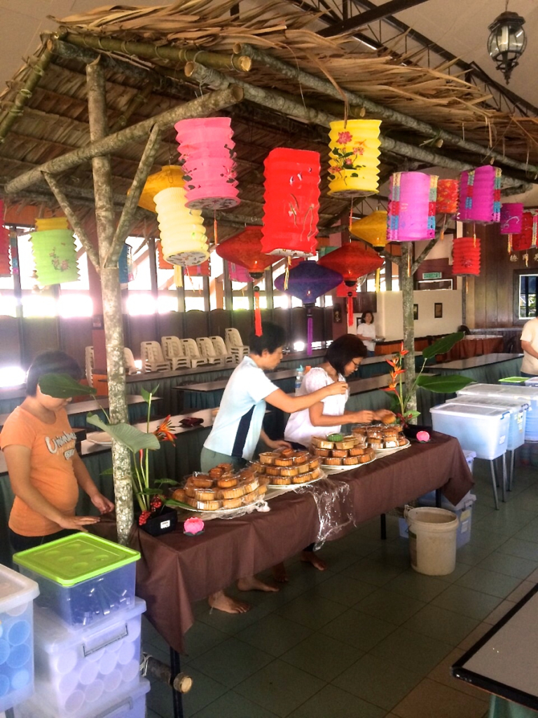 20140913精心佈置的燈籠月餅美食閣。