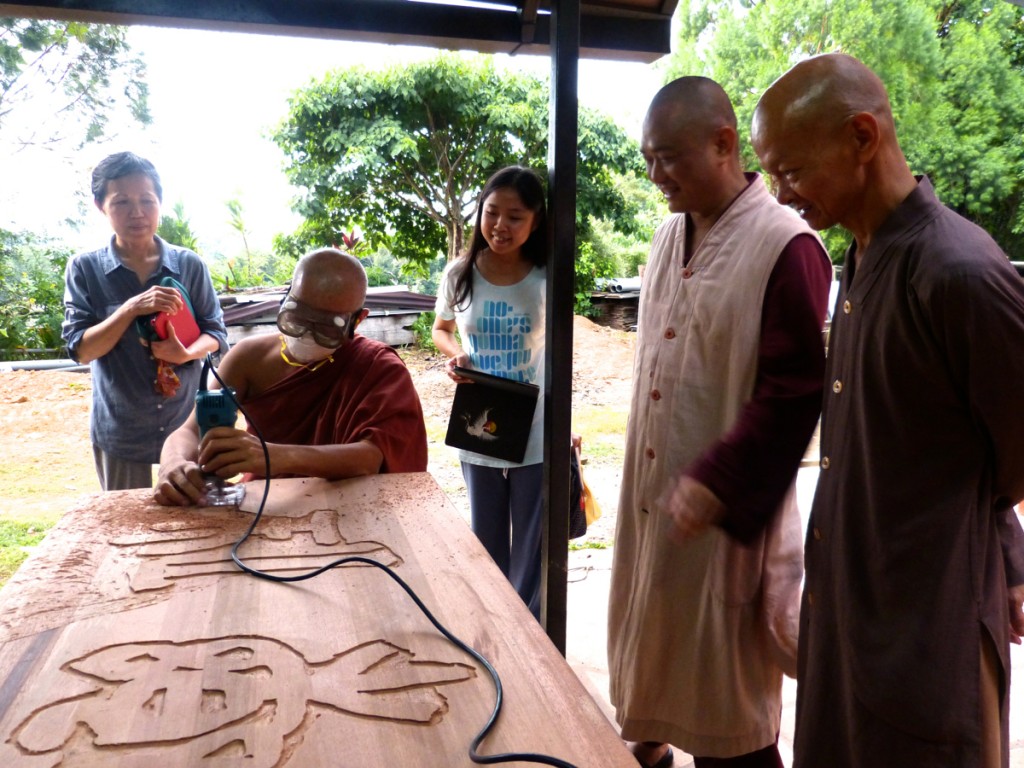 200140728（星期一）住持與住眾們於書法班課程結束後，為監院打氣！