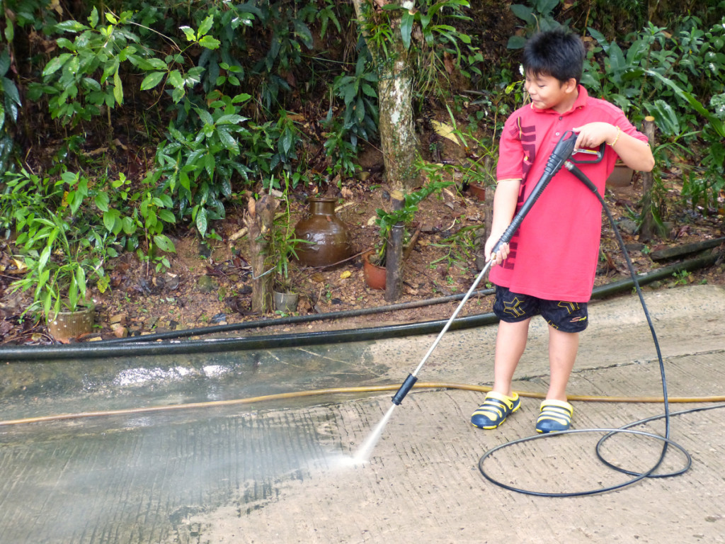 20140810兒童班小孩歡喜噴洗馬路青苔。