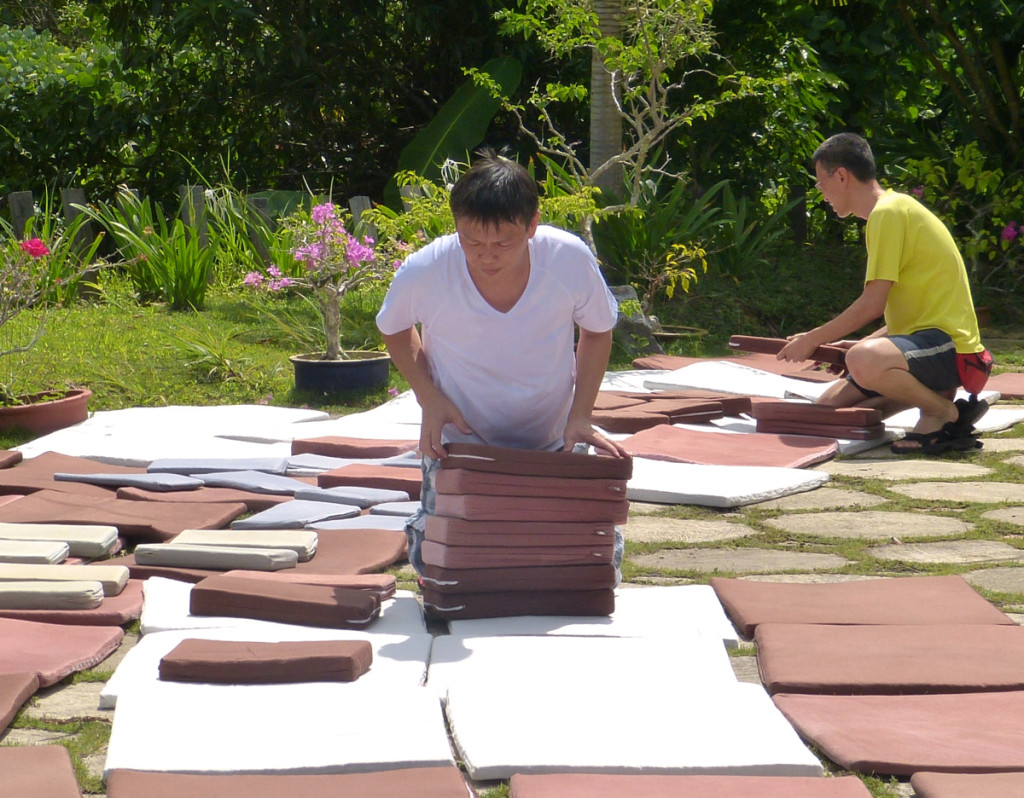 20140810把蒲團拿到猛烈的太陽夏嗮。