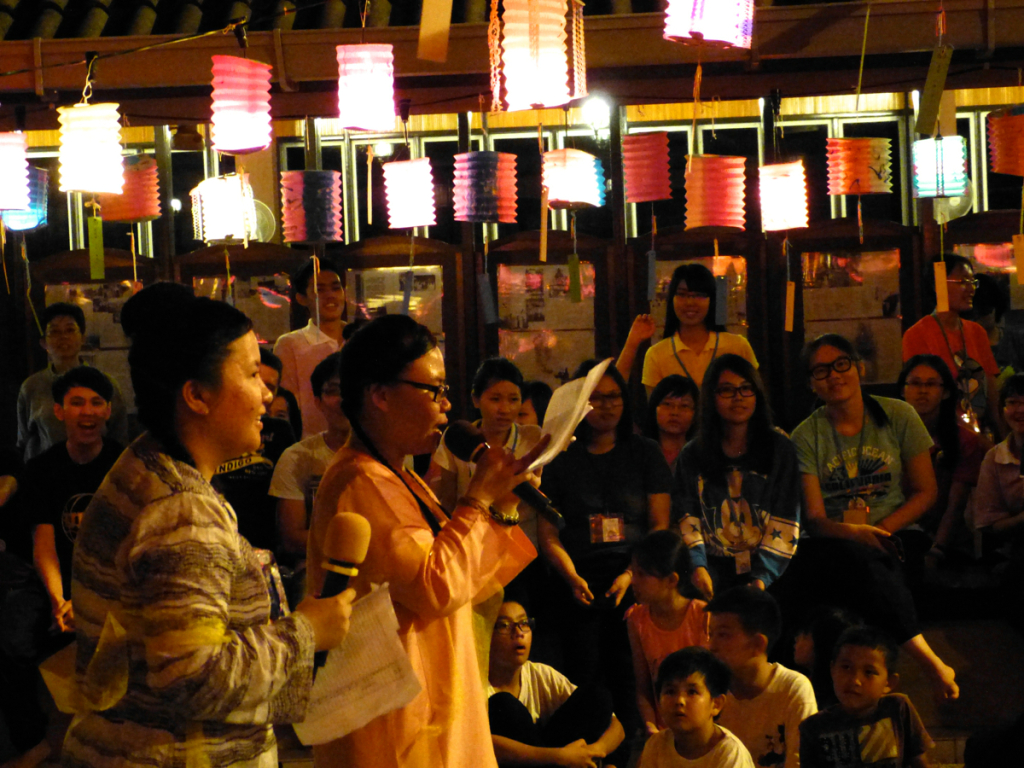 20140913這兩位由沙大生當任的大會司儀，以幽默活潑的方式帶領當晚節目。每項節目之間的猜燈謎環節，腦筋激盪之下，答案很快就揭曉，也引起全場的歡樂！