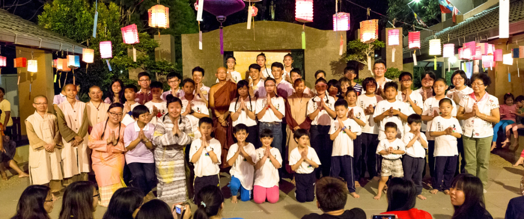 20140913晚會結束前，所有兒童班孩子青少們及僧眾合影。[此相片由陳潮龍攝]