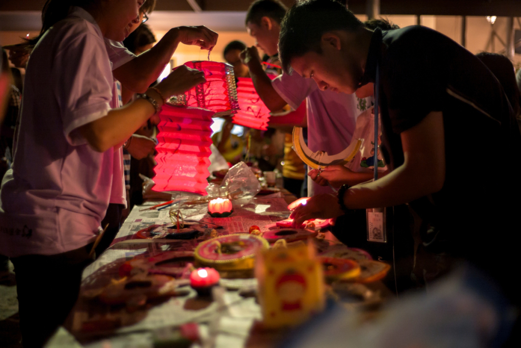 20140913一群沙大生們在演出結束後，就去把蠟燭放進燈籠裏給大家提遊園。[此相片由陳潮龍攝]