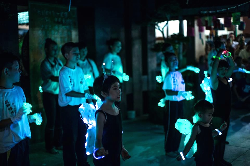 20140913可愛的兒童們呈獻「螢火蟲」歌舞。[此相片由李涵威醫生攝]