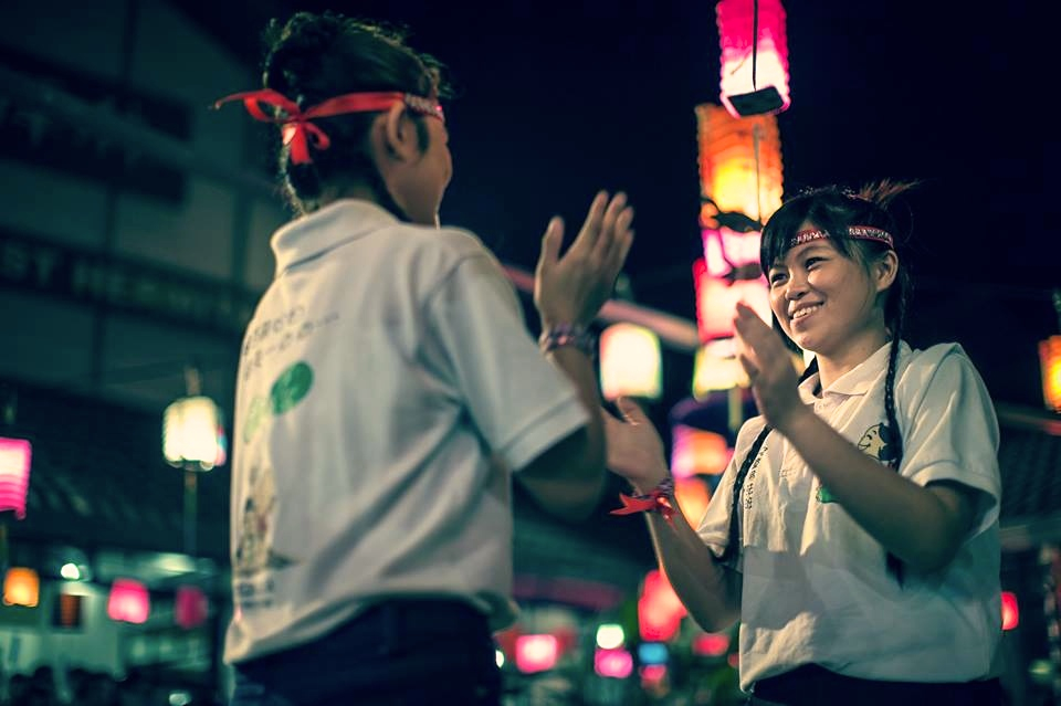 20140913「一種愛，萬分關懷」由青春活潑得青少女們演出。[此相片由李涵威醫生攝]