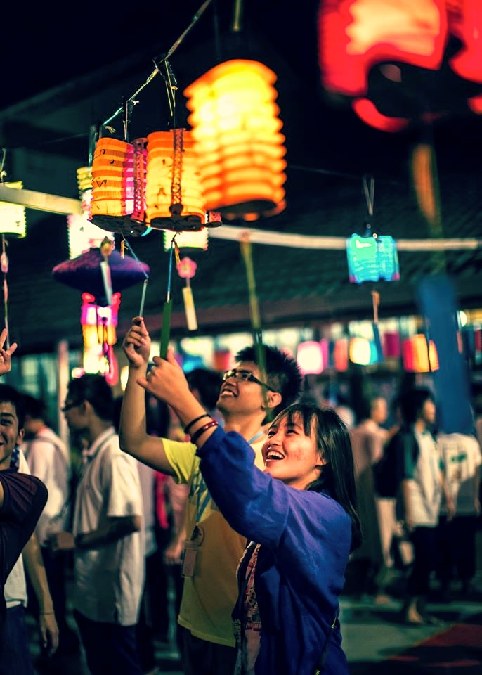 20140913沙大生們掀開燈籠下掛著的燈謎，找尋自己會猜的，待會好去換禮品也！[此相片由李涵威醫生攝]