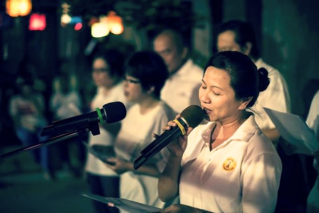 20140913 英文佛法團體Aloka House的佛友們也呈獻三首動聽的歌「Self reliance」，「Wheel of life」及「Happiness is here and now」。[此相片由李涵威醫生攝]