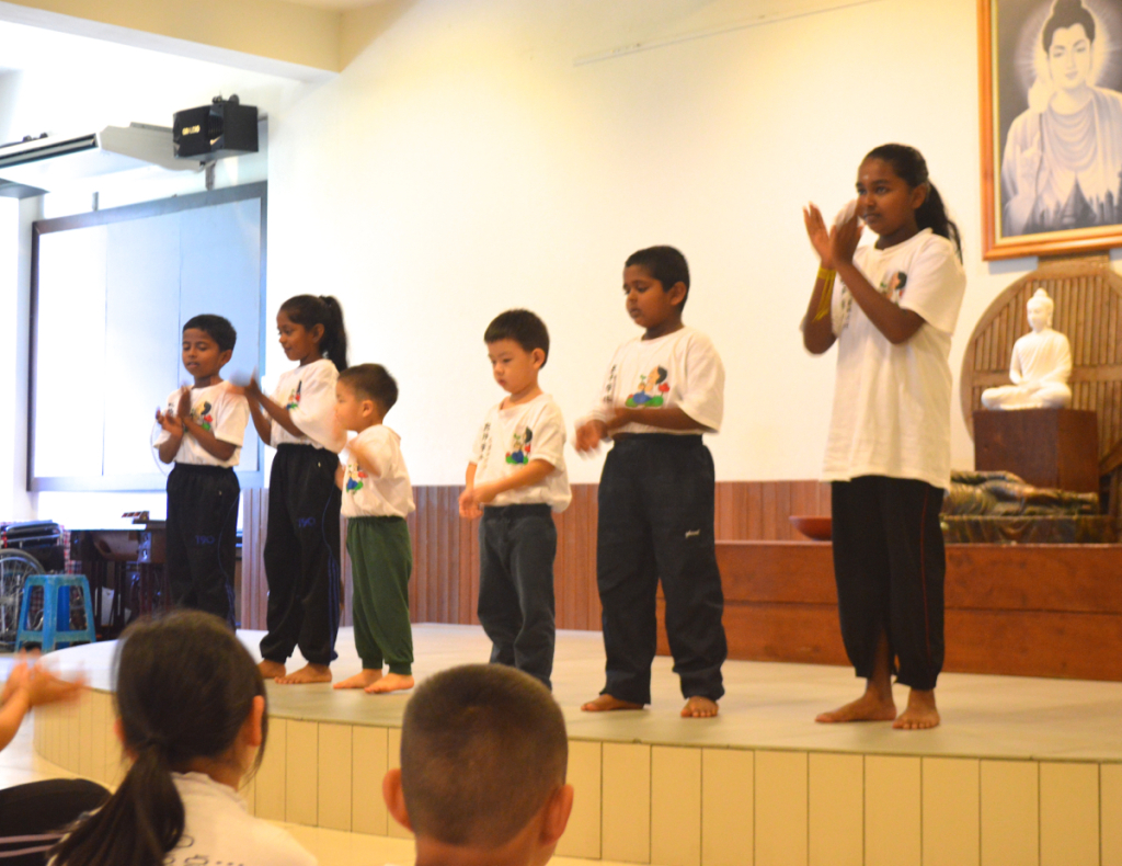 20141019小班及「悉達多」班孩子們呈現「點燈的孩子」手語歌曲。