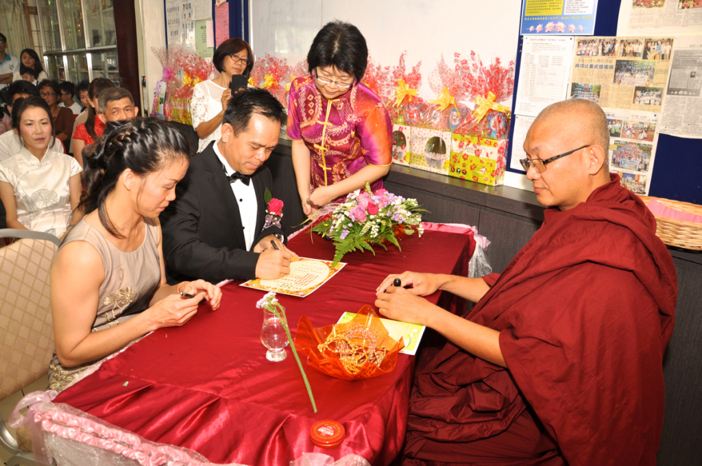 20141109 典禮上,11對菩提伴侶在佛、法、僧面前合十宣讀《佛化家庭原則》互相勉勵學習,以慈悲心來照顧對方,以智慧來照顧自己。 內容如下: (一) 互相感謝,不要計較,但要有原諒對方計較的寬大心懷。 (二) 互相尊敬,不要輕慢,但要有原諒對方輕慢的寬大心懷。 (三) 互相禮讓,不要侵犯,但要有原諒對方侵犯的寬容心懷。 (四) 互相關懷,不要冷漠,但要有接受對方冷漠的心理準備。 (五) 互相信賴,不要懷疑,但要有接受對方懷疑的心理準備。 (六) 互相諒解,不要誤會,但要有接受對方誤會的寬宏大量。