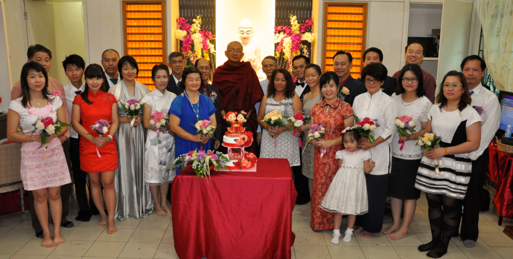 2014110911對參與《菩提佳侶結婚週年祝福法會》的佛教伴侶與泉平長老合影。泉平長老在法會上開示說:有緣結為夫婦十分難得,所以夫妻相處,除了彼此相愛,也要彼此學習著從衝突與矛盾中,做統一與調和的努力;在不斷的溝通、協調、妥協,適應之中,幫助彼此的成長,促進家庭的和樂。佛化家庭的意義在於夫妻倆一同學佛,修持五戒十善法,從而建立婚姻的共識。婚姻的共識即是關懷、互敬、禮讓、同為的同修菩薩。一段婚姻的破裂就因為雙方失去了感恩心、尊敬心、禮讓心、關懷心、信賴心以及諒解心。選擇婚姻就是要選擇一起對家庭的承擔與成長,淨化家庭即能淨化社會。