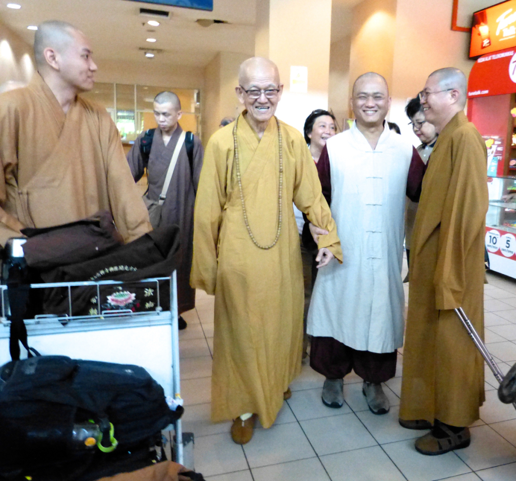 20141122開印比丘到機場迎接文建上人。