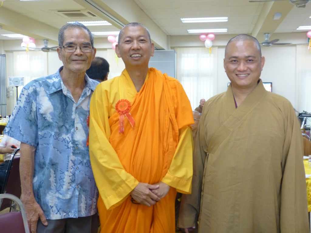 20141124左起：慈音寺第一任主席，新加坡丹霞精舍住持－遠青長老及開印長老。