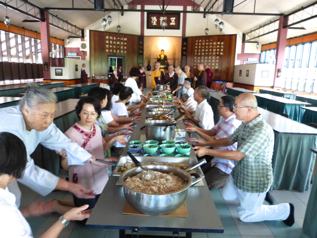 20141125午餐時居士手授供養一幕。