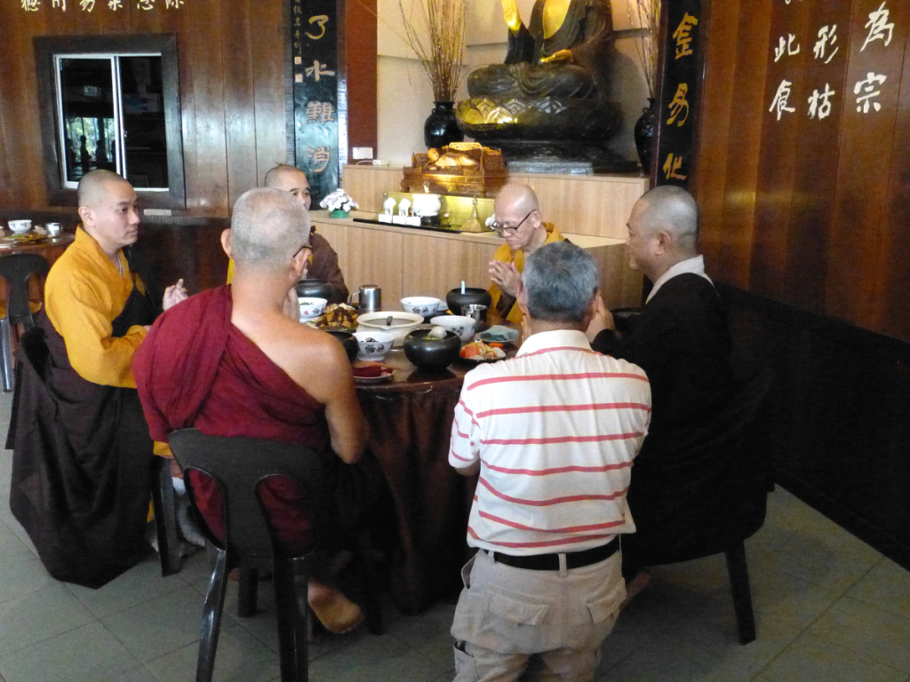 20141125午餐時居士手授供養一幕。