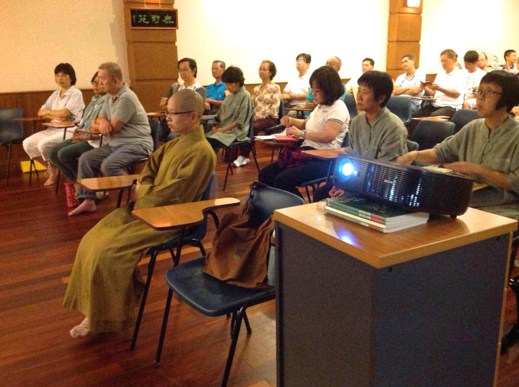 「學無止境」佛法開示進行一幕。