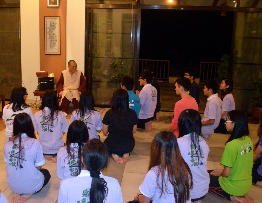 20141231當天剛剛考好試的沙大生們也來參與這活動。抵步後向住持開印阿闍梨銷假。