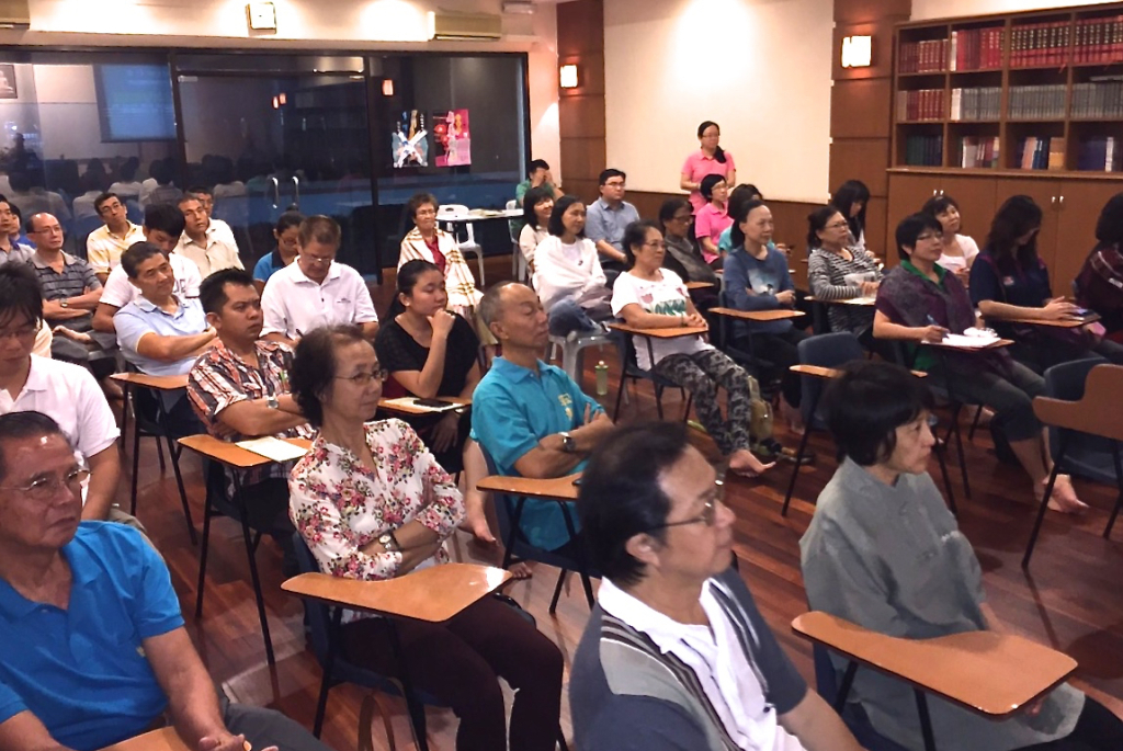 「學無止境」佛法開示進行一幕。