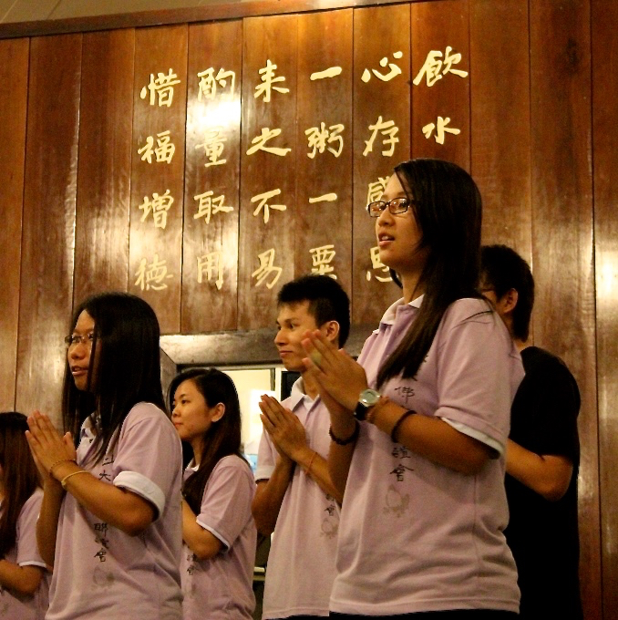 20141231沙大生以 「智悲願行」的手語為節目掀開序幕。