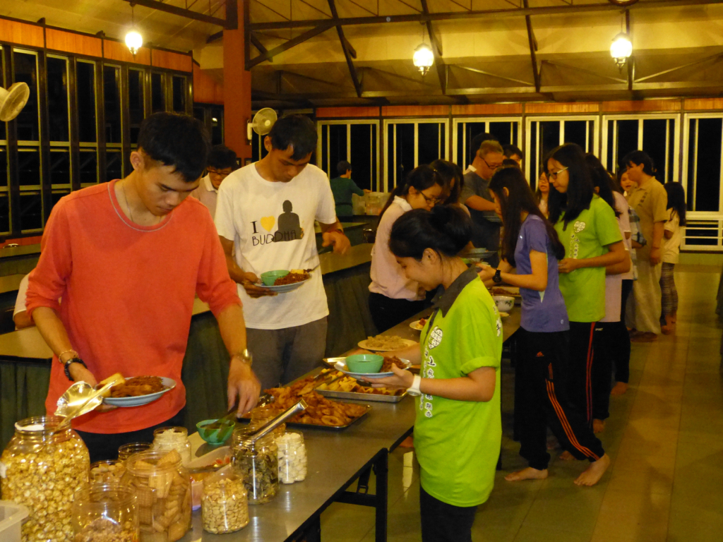 20141231剛考好試的沙大生們及來賓於五觀堂享用眾居士帶來及大寮準備的食物。