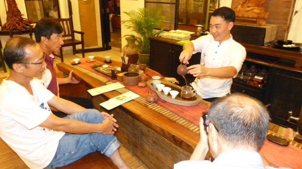 20141231當晚，章雄居士負責泡茶招待來賓。