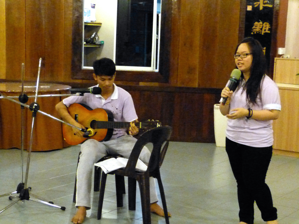 20141231現任沙大佛學會主席禾棟居士與薇居士呈獻「天天好天」gitar彈唱。