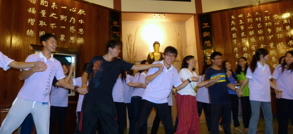 20141231雪萍居士帶領全體佛友參與 「奉獻」和「感恩的心」的音樂帶動唱，希望大家在日常生活中學習感恩和奉獻的善行。