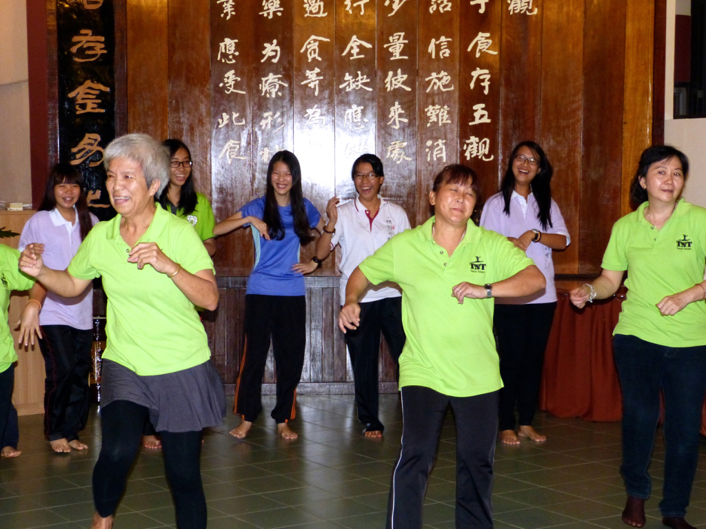 20141231碧鳳居士和他的團隊則給大家帶來動感十足的舞蹈表演，以讓佛友輕鬆減壓。