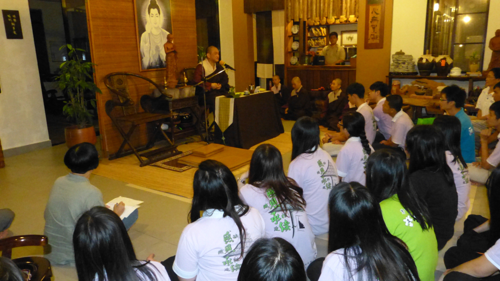 20141231輕鬆節目後就是大家聞法的良機，住持開印阿闍梨特為佛友開示，教誨並勉勵大家。阿闍梨叮嚀大家在快樂的時刻要懂得惜福，我們在慶祝新年的當兒，西馬一些州屬的居民正面臨水災之苦，我們應好好珍惜。佛經譬喻人的生命如一盞油燈，油燈中的燈心代表我們的壽命，油就代表我們的福報，我們一期的生命有如一粒從山頂掉落的石頭，終會有掉到地面的時候，生命也有結束的時候，生命結束有三種情況：福盡而死，壽盡而死，非時死。我們要盡量為自己的生命添油，就要常修福業。