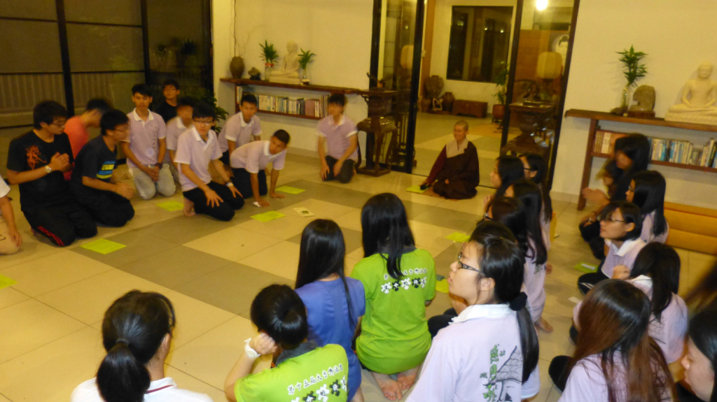 在2015年的元旦子時12點，所有的禪林住眾和留宿的佛友們在禪正比丘尼的帶領下集在茶房做了早課，念了吉祥經和回向。我們以法喜充滿的心情迎來了新的一年，祈願天天是好天，送舊迎新跨年夜節目也在大家互相祝賀聲中圓滿結束。