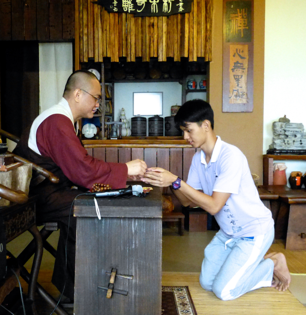 20150101成績優秀的現任的沙大佛學會主席－禾棟居士，亦求受三皈五戒。